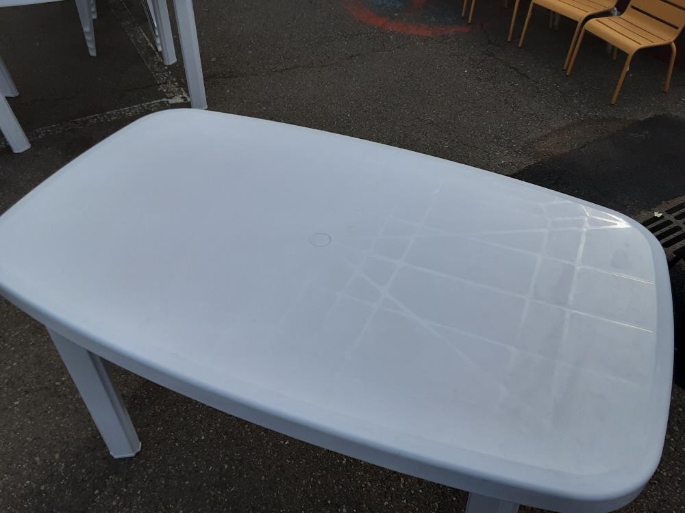 TABLE PVC BLANC OVALE AVEC TROU AU MILIEU POUR LE PARASOL