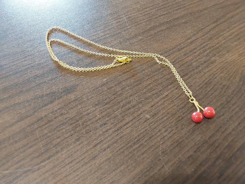 COLLIER DORE CERISES EMAILLEES