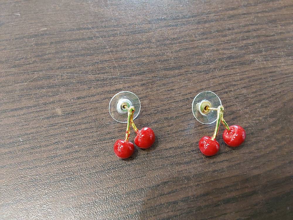 PAIRE DE BOUCLES D'OREILLES CERISE EMAILLEE