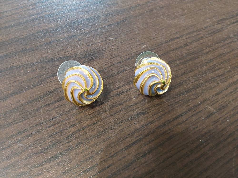 PAIRE DE BOUCLES D'OREILLES VIOLETTE