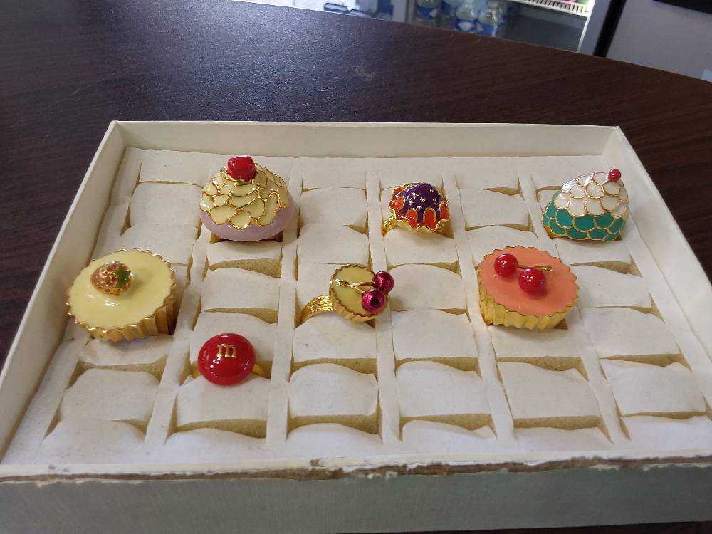 BAGUE CREATEUR - DOREE - SIGNEE - DIVERS EMAILLES