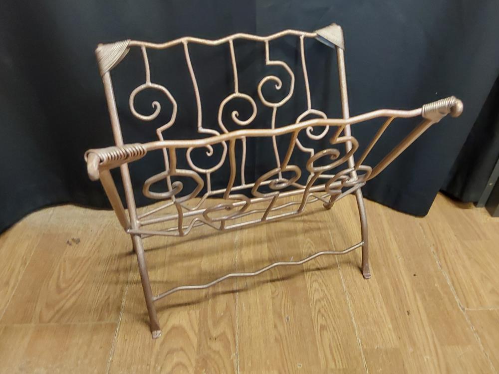 PORTE REVUES EN FER FORGE