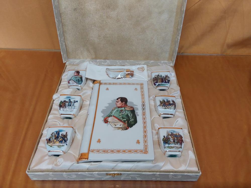 FLACON NAPOLEON PORCELAINE DE LIMOGES AVEC 6 GOBELETS 