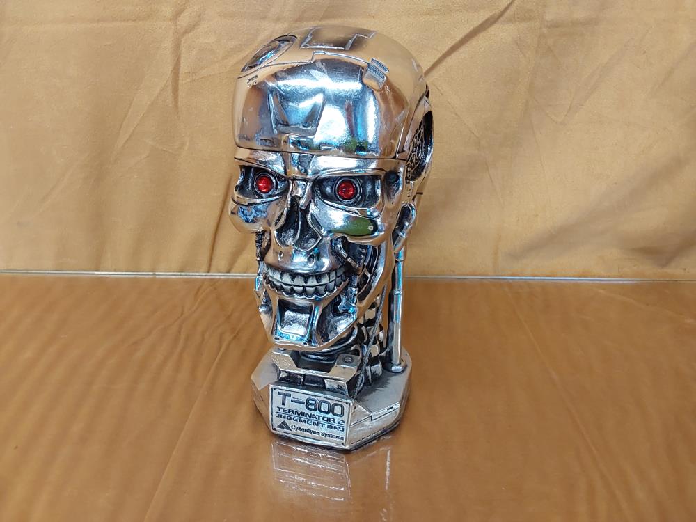 TETE DE MORT TERMINATOR 2 HAUT 20CM