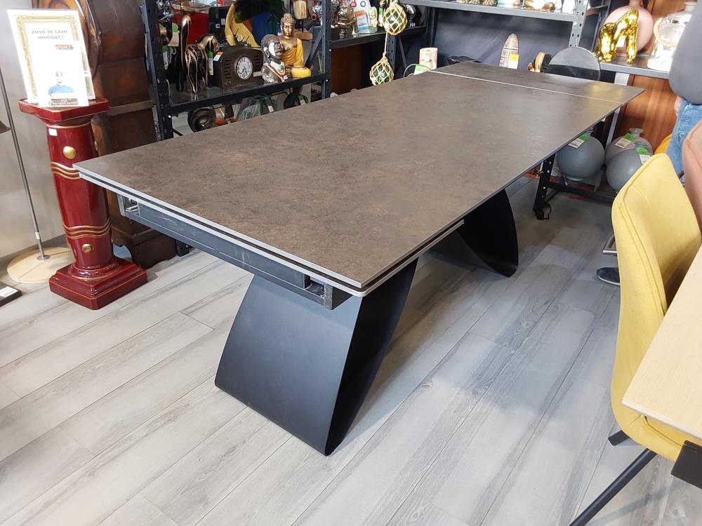 TABLE CÉRAMIQUE GRISE - PIED PAPILLON MÉTAL - 2 ALL. DE 40CM - 2ÈME CHOIX 