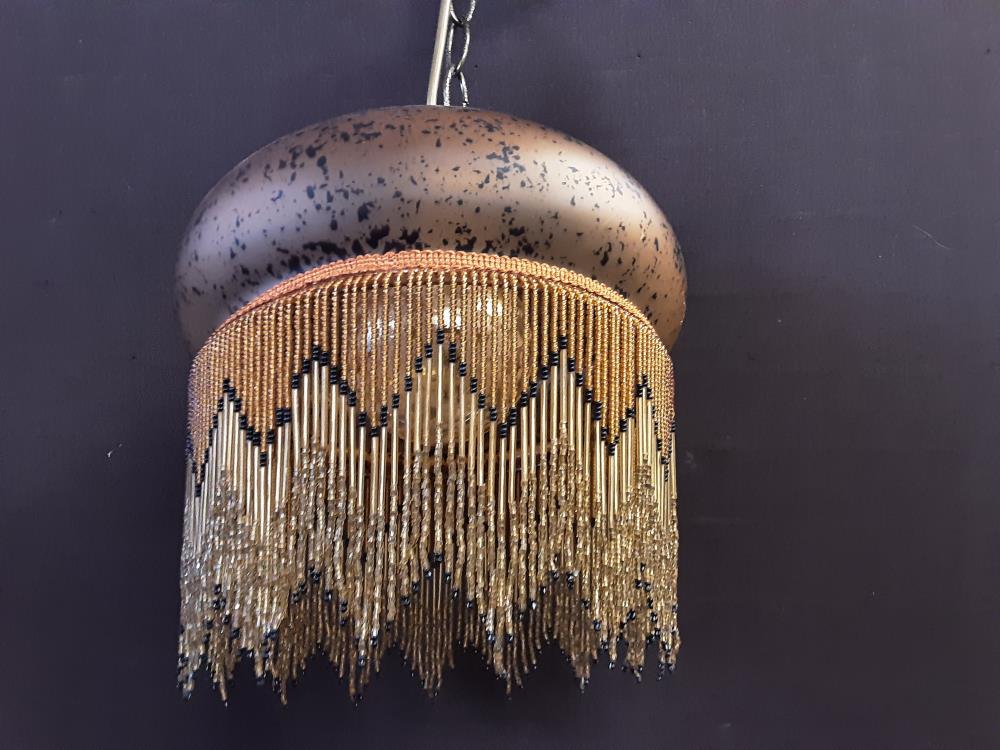 LUSTRE VERRE SOUFFLE A FRANGES ORANGE MOUCHETE NOIR DIAM. 26CM