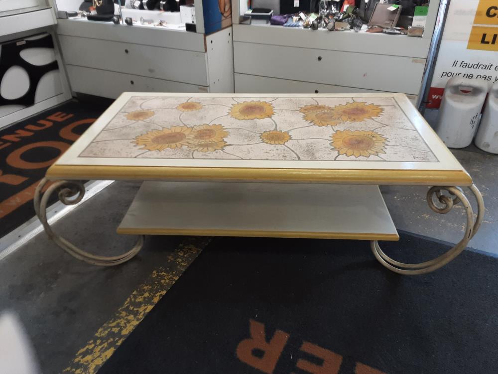 TABLE BASSE VINTAGE MOTIF FLEURS TOURNESOLS, SIGNE BARROIS PIEDS FER FORGES BLANC