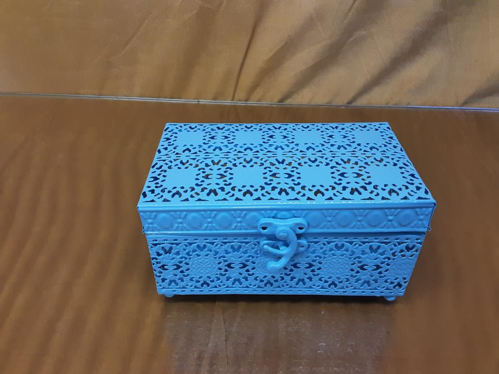 COFFRE AJOURÉ EN MÉTAL BLEU CIEL 