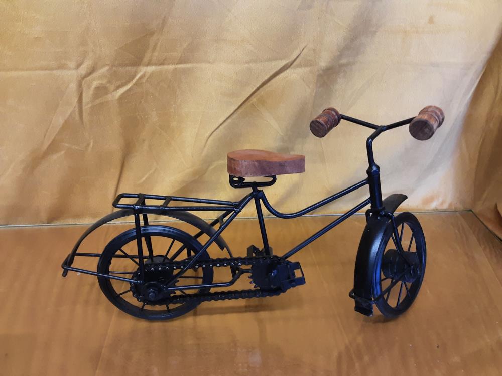 VÉLO DÉCO MÉTAL NOIR ET BOIS 