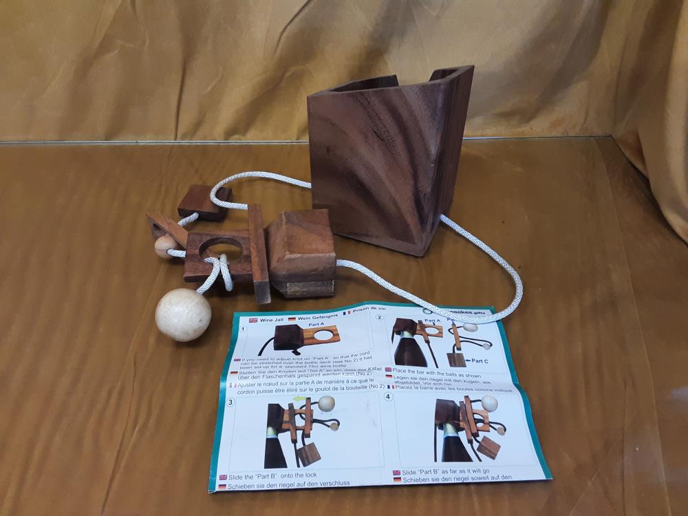 CASSE TÊTE EN BOIS  PRISON POUR BOUTEILLE DE VIN 