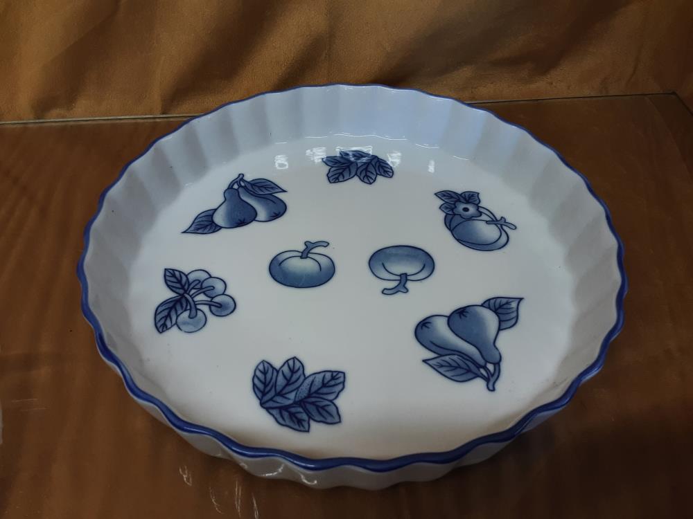 PLAT A TARTE EN PORCELAINE DÉCOR FRUITS BLEUS DIAM.23.5CM 