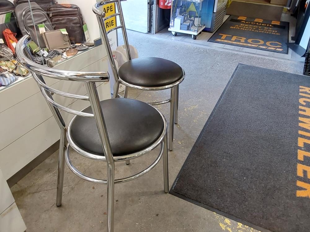 CHAISE ASSISE RONDE SIMILI CUI NOIR DOSSIER CHROME