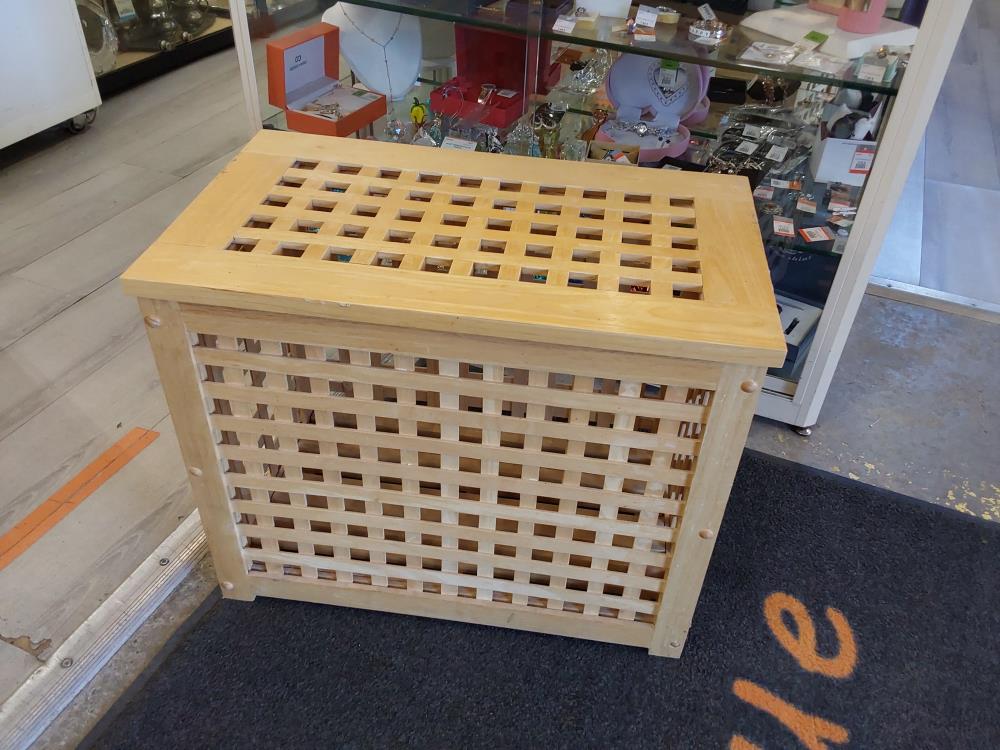 PANIER A LINGE EN BOIS AVEC COUVERCLE DESSUS