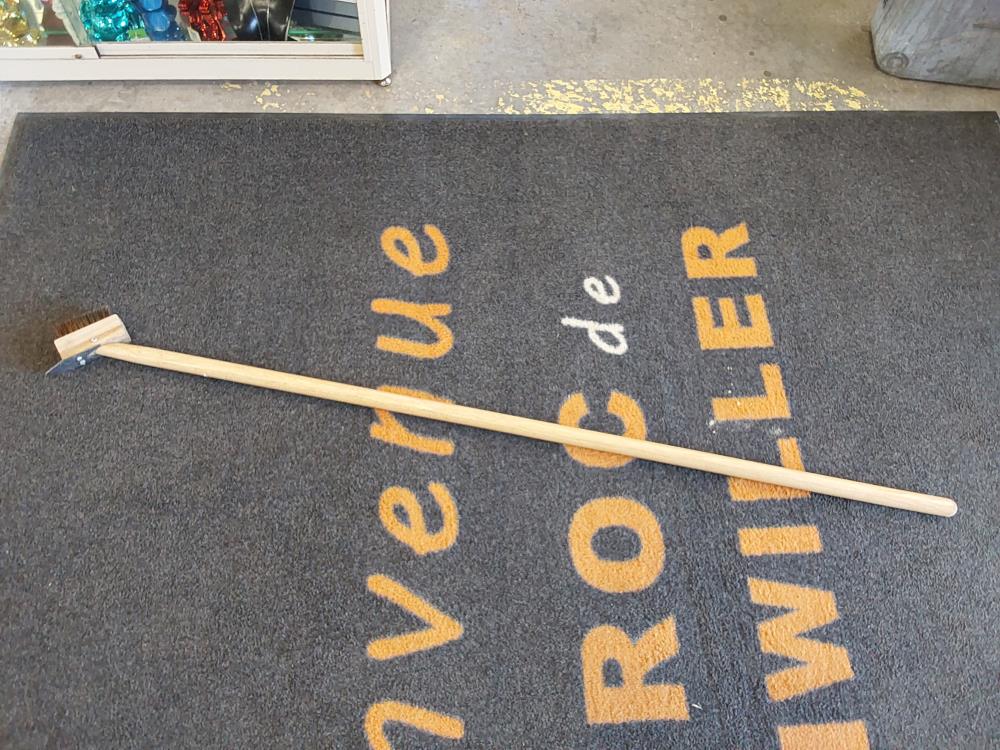 BROSSE A PAVES EN METAL SUR MANCHE BOIS