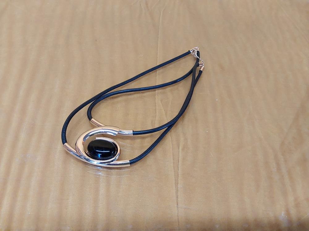 COLLIER PERLE NOIRE AVEC DORURE 