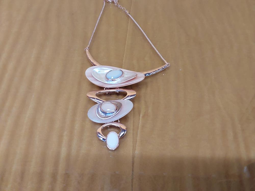 COLLIER RIGIDE BAKELITE ET NACRE ROSÉ ET BEIGE 