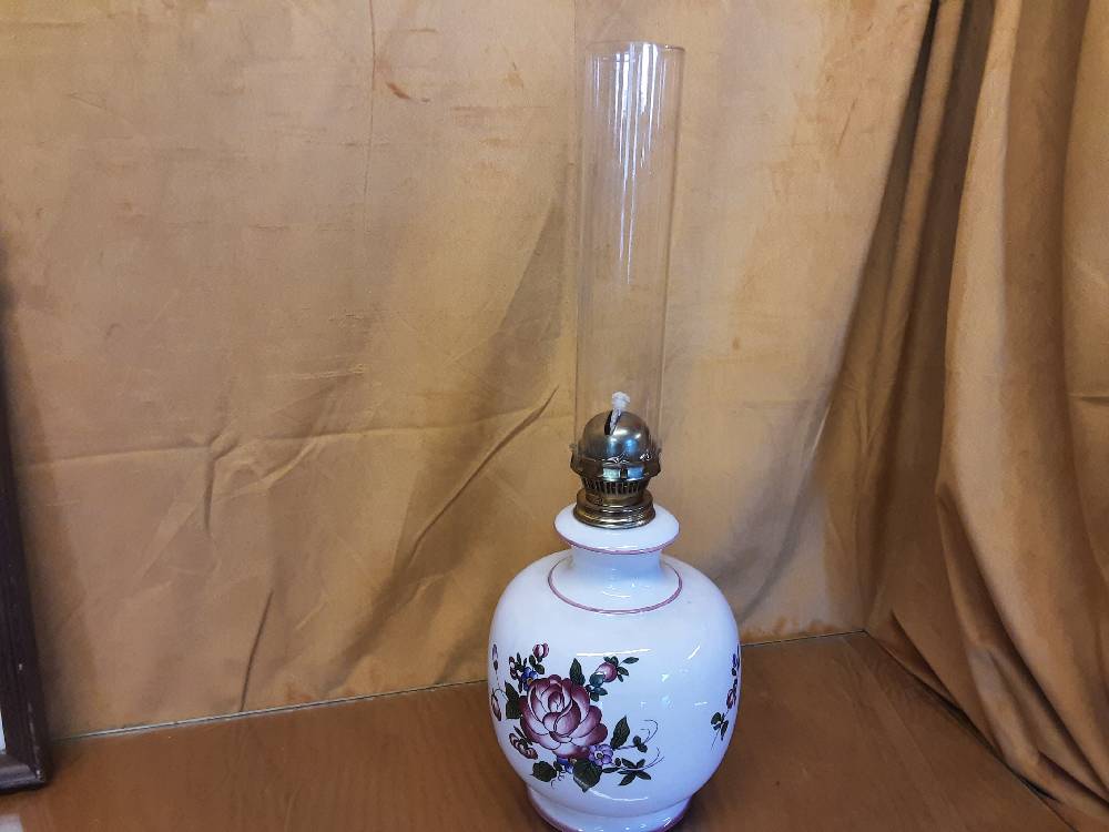 LAMPE A PETROLE AVC VERRE MOTIF FLEURS ROSES