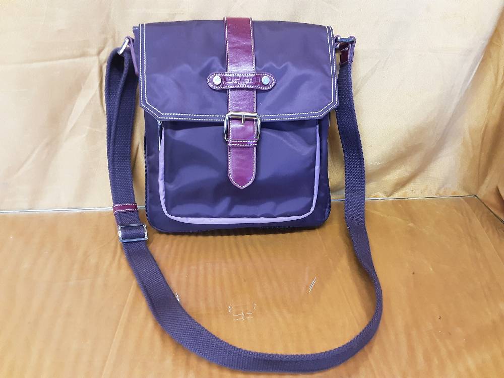 SAC A MAIN A BANDOULIERE LANCASTER EN TOILE VIOLET 