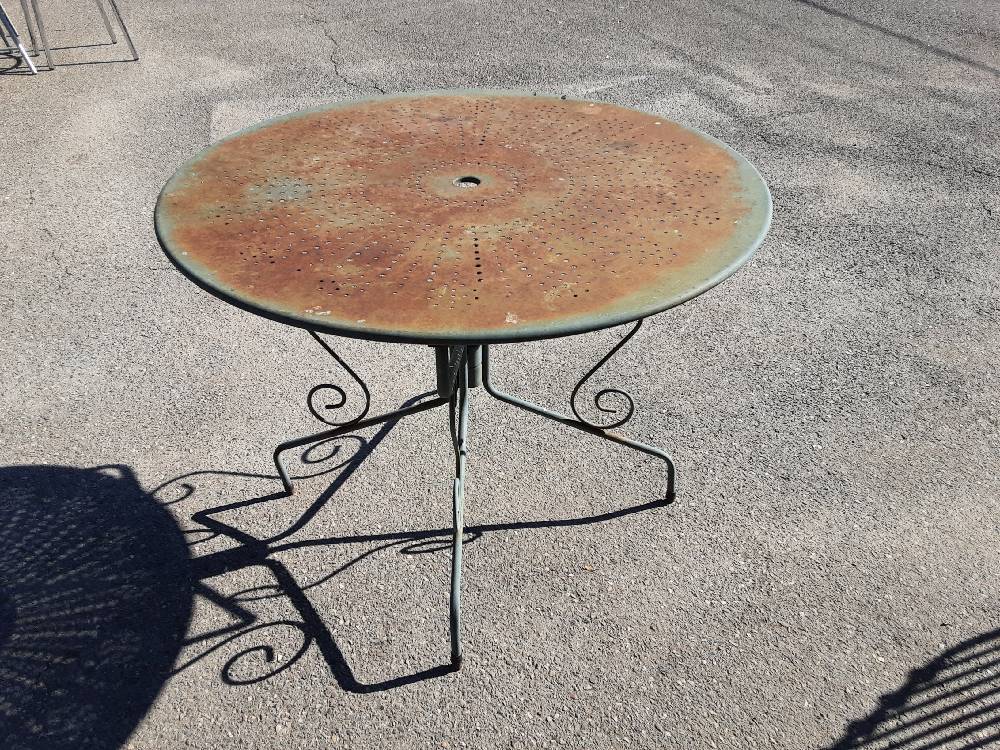 TABLE DE JARDIN EN METAL COLORIS VERT A RESTAURER