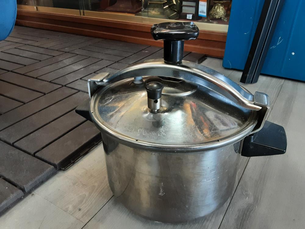 COCOTTE MINUTE SEB 8 LITRES