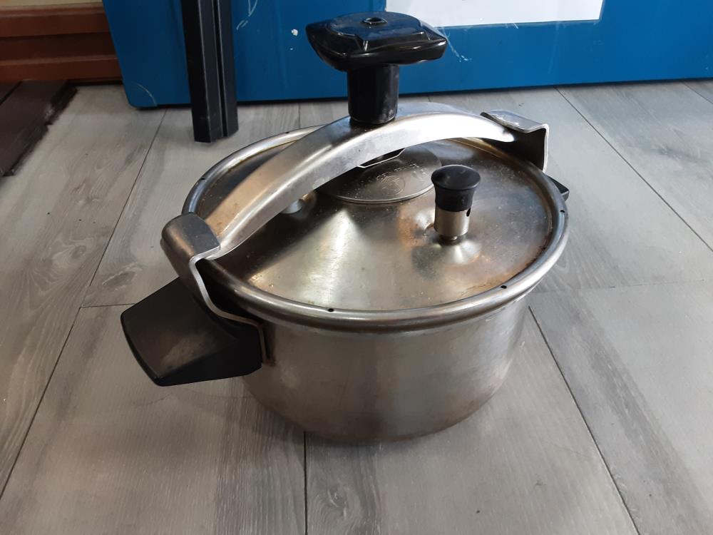 COCOTTE  MINUTE SEB 4,5 LITRES