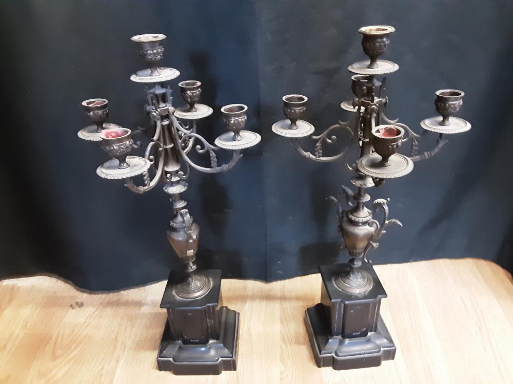 PAIRE CHANDELIERS EN BRONZE ET MARBRE NOIR