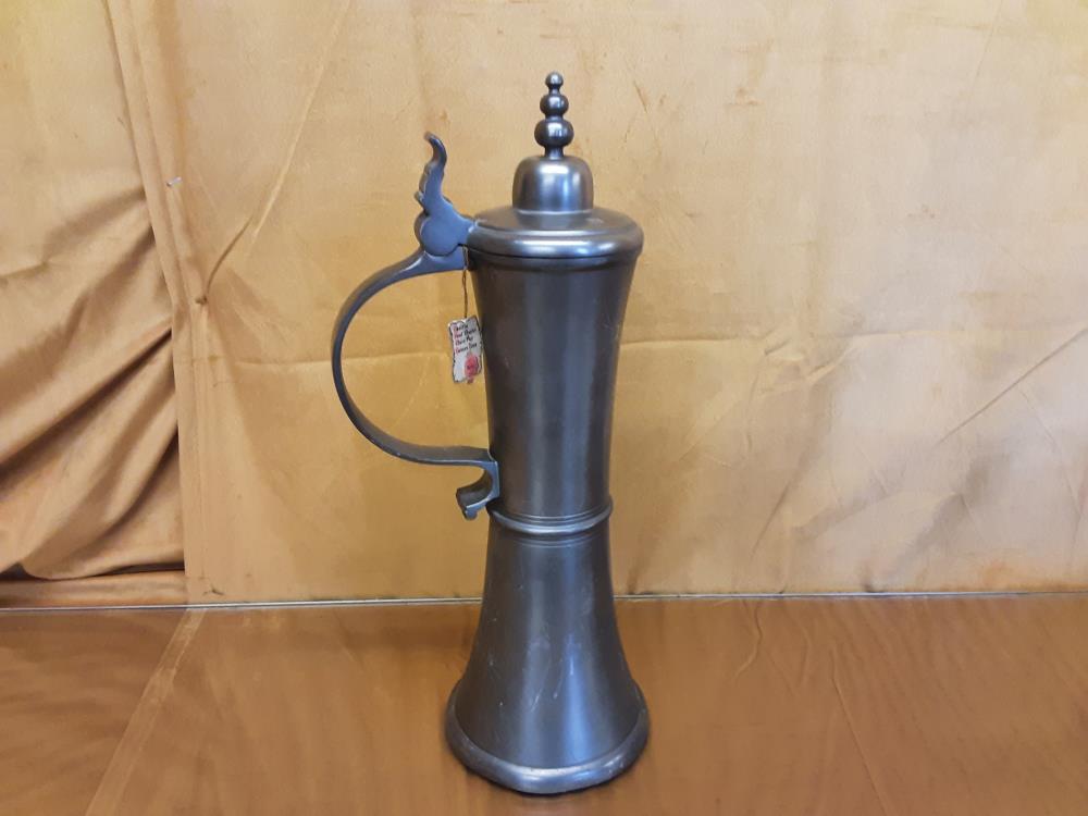 CRUCHE AVEC ANCE ET COUVERCLE EN ETAIN HAUT 38CM