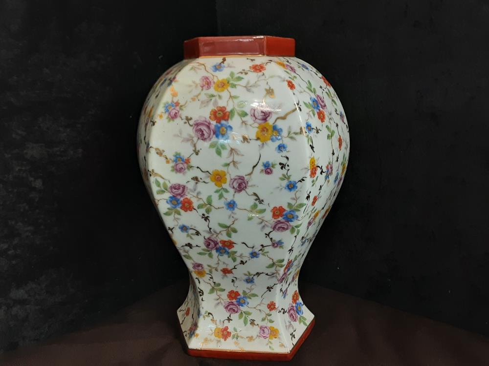 VASE OCTOGONALE BRUN ET BLANC DECOR FLEURS
