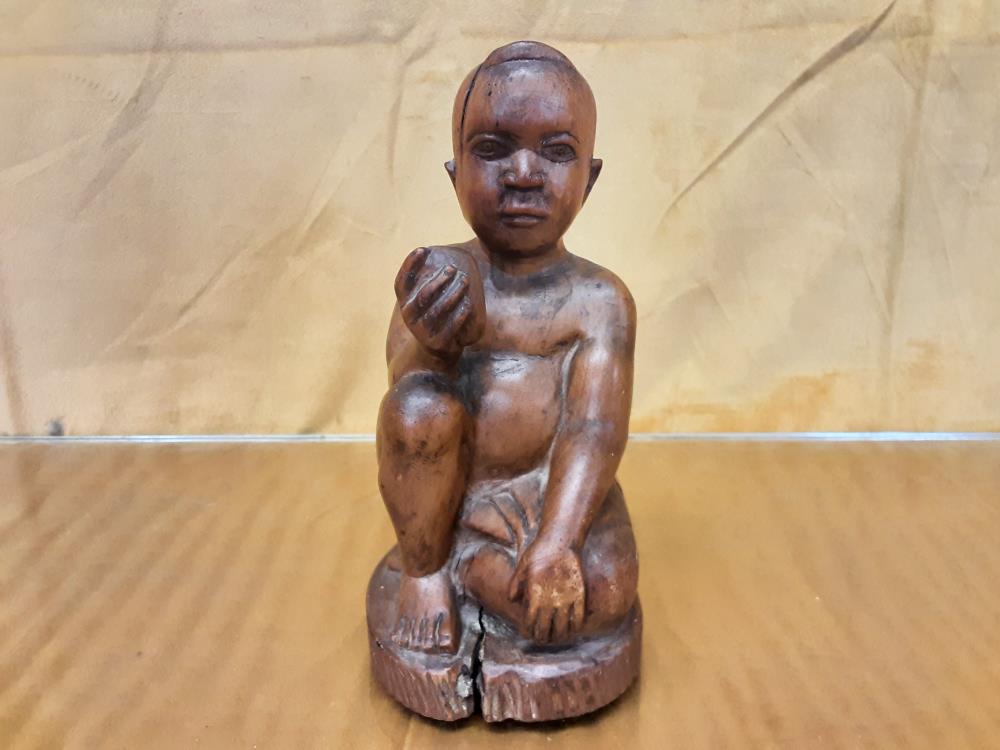 STATUETTE EN BOIS HOMME À GENOUX H.17CM