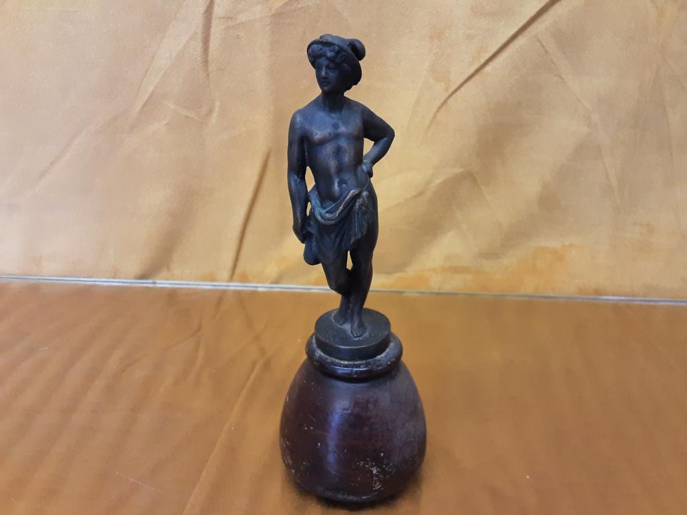 STATUETTE HOMME EN BRONZE SUR SOCLE BOIS H.16CM