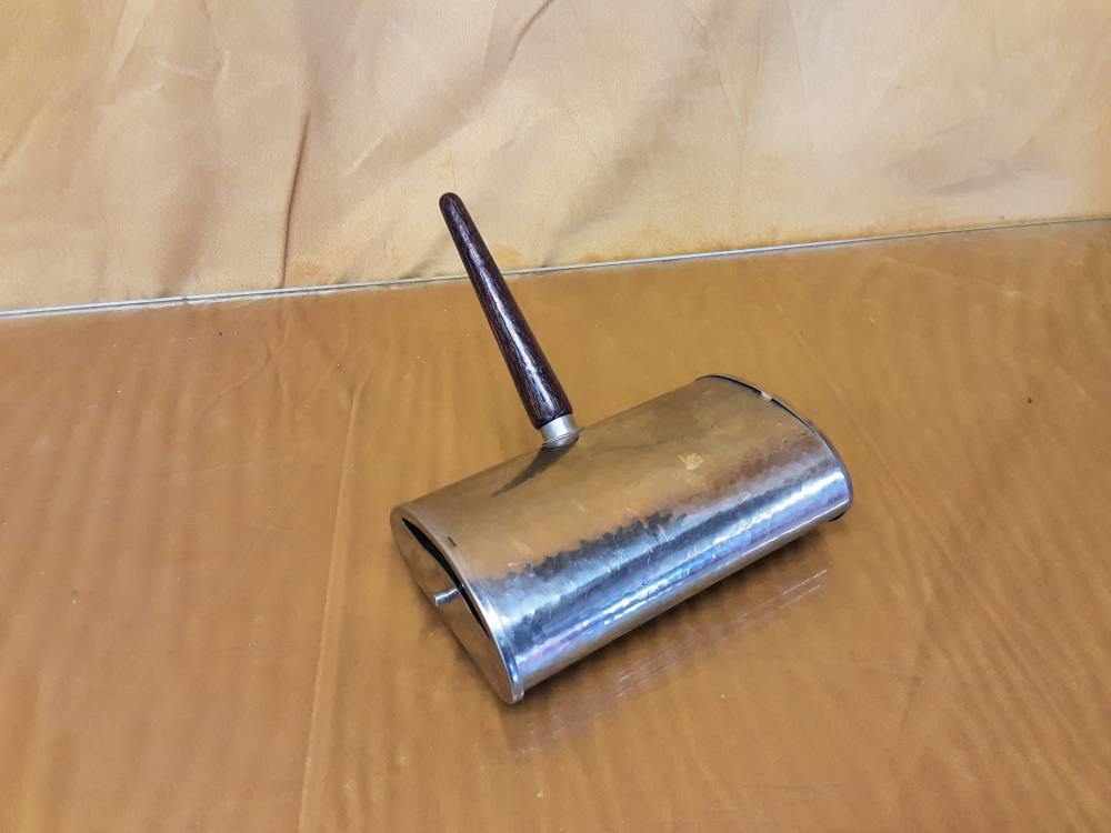 RAMASSE MIETTES EN MÉTAL 