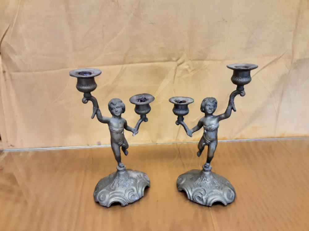 PAIRE DE BOUGEOIRS EN LAITON ANGELOTS H.24CM 