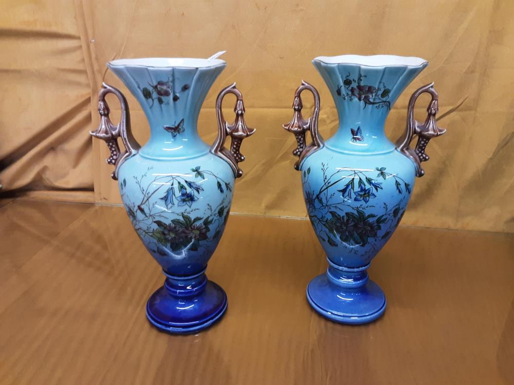 Paire De Vases Avec Anses Décor Fleurs Et Papillons H.30Cm