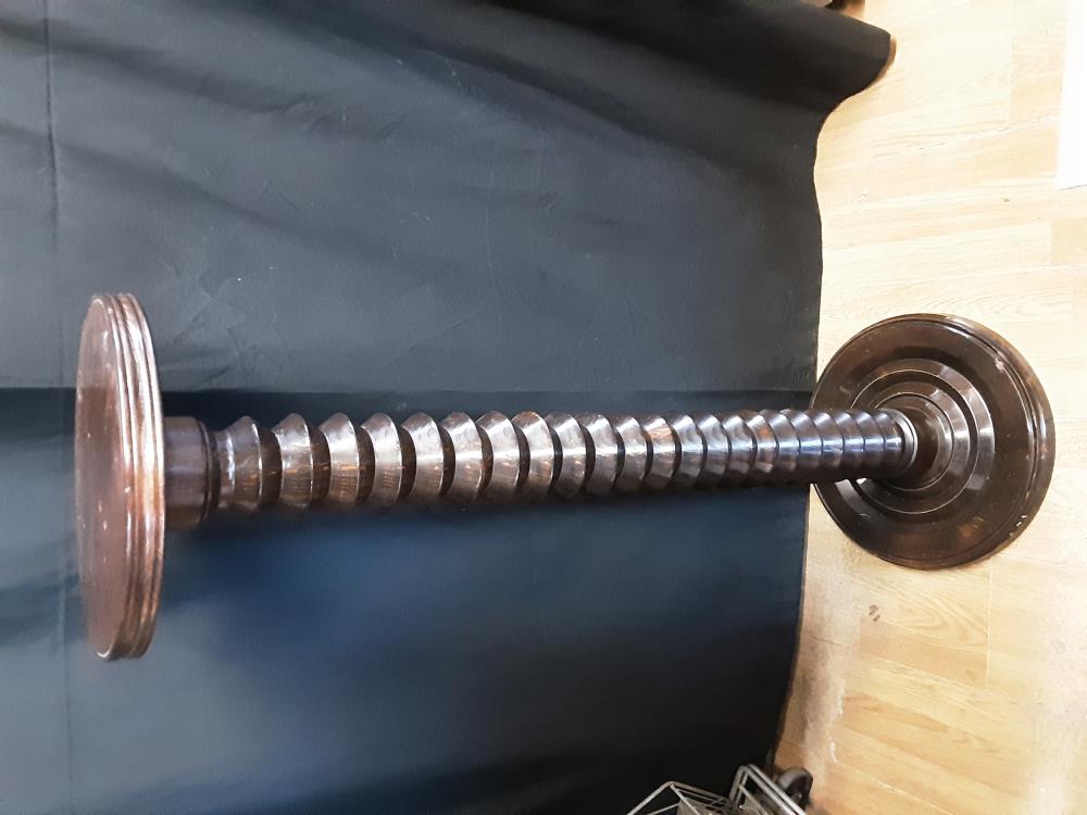 COLONNE EN BOIS TORSADÉE