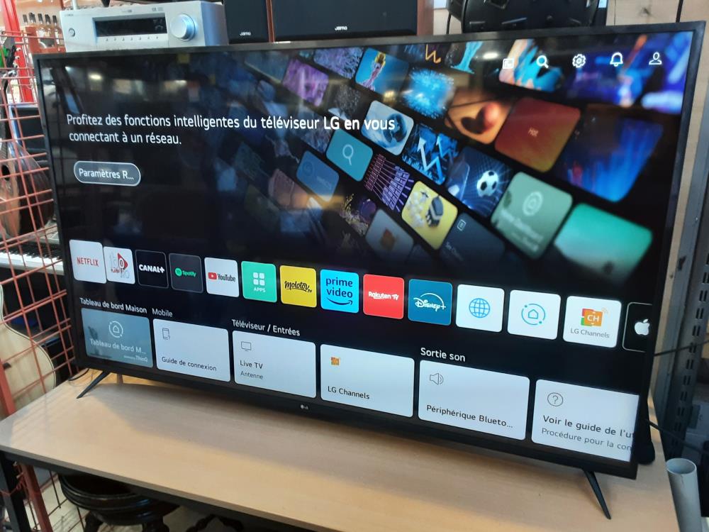 TELEVISEUR LG SMART TV 4K AVEC SUPPORT MURAL ET TC 164CM