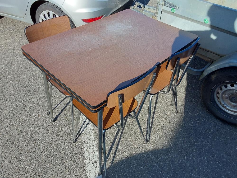 TABLE DE CUISINE FORMICA AVEC 4 CHAISES AVEC 2 ALLONGES ET 1 TIROIR 