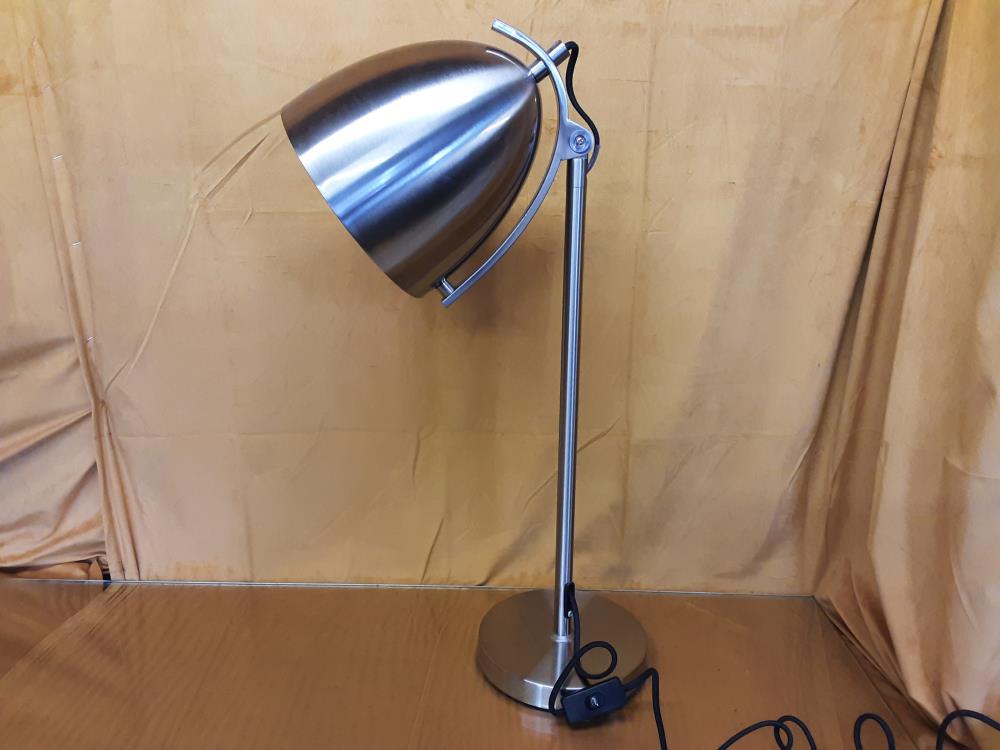 LAMPE A POSER ABAT JOUR ET PIED METAL CHROMÉ