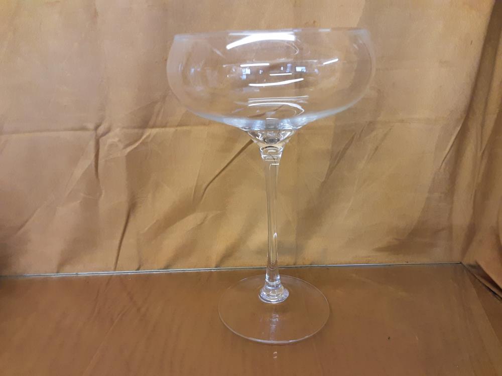 VASE VERRE FORME DE GRAND VERRE SUR PIED