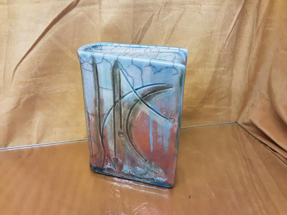 VASE EN FORME DE LIVRE CÉRAMIQUE 