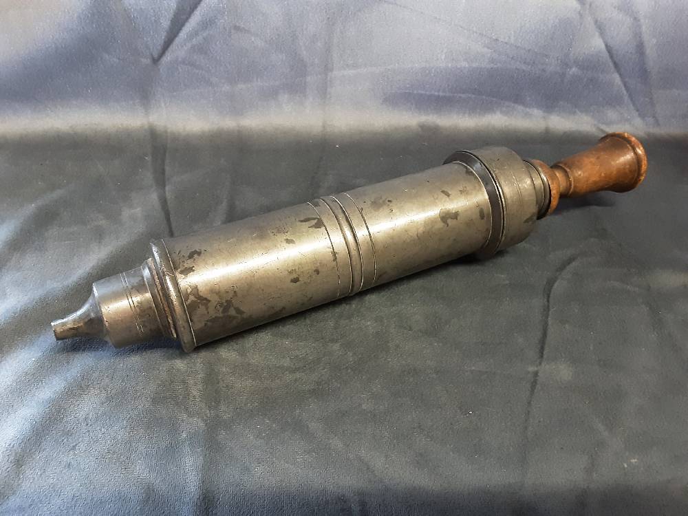 SERINGUE OU CLYSTERE DE VETERINAIRE EN METAL POUSSOIR BOIS