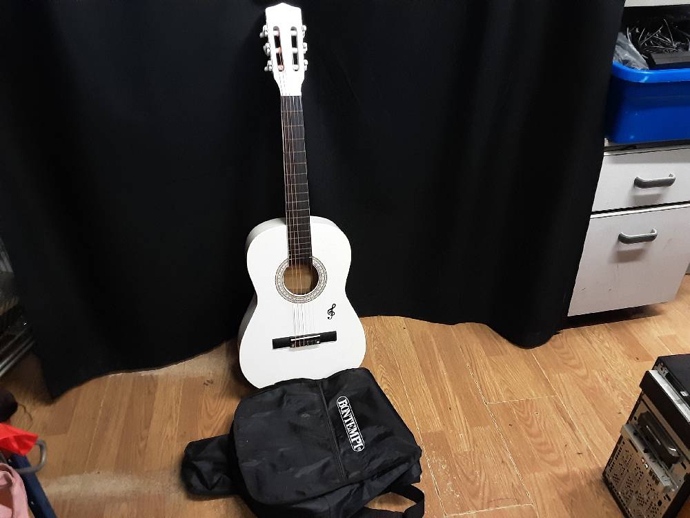 GUITARE BLANCHE BON TEMPI