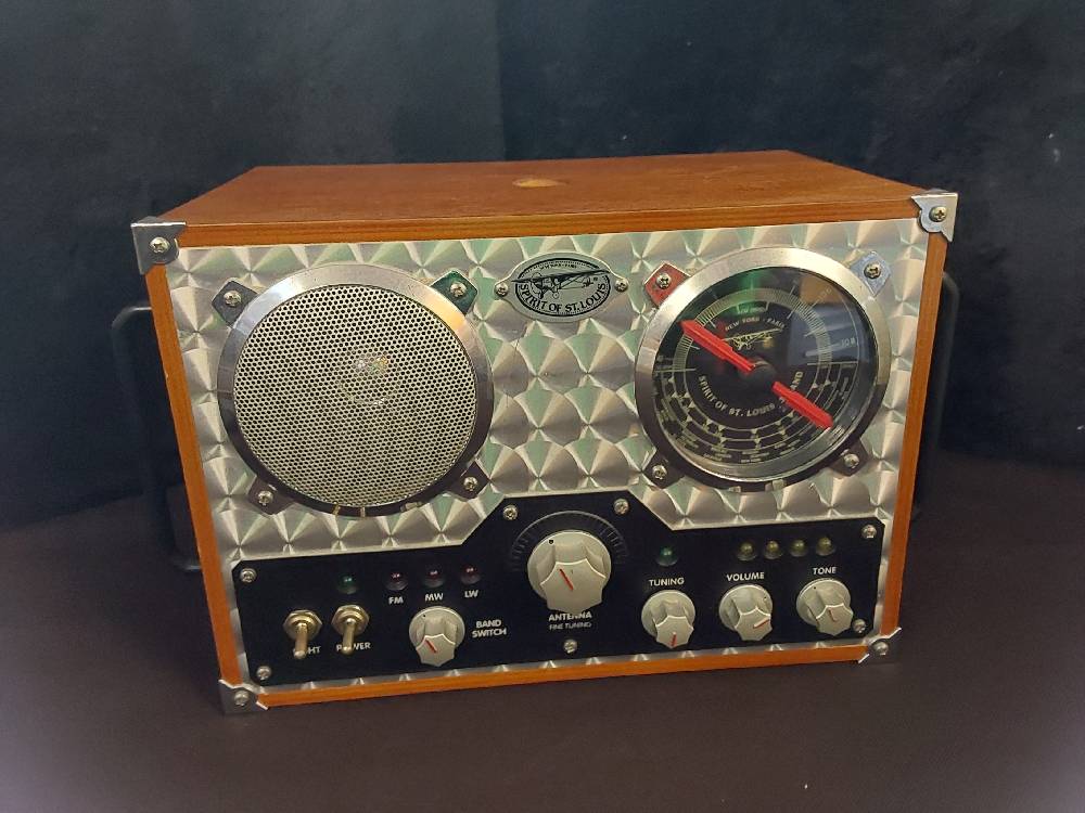 RADIO CARRÉE STYLE VINTAGE MARQUE SPIRIT OF SAINT LOUIS