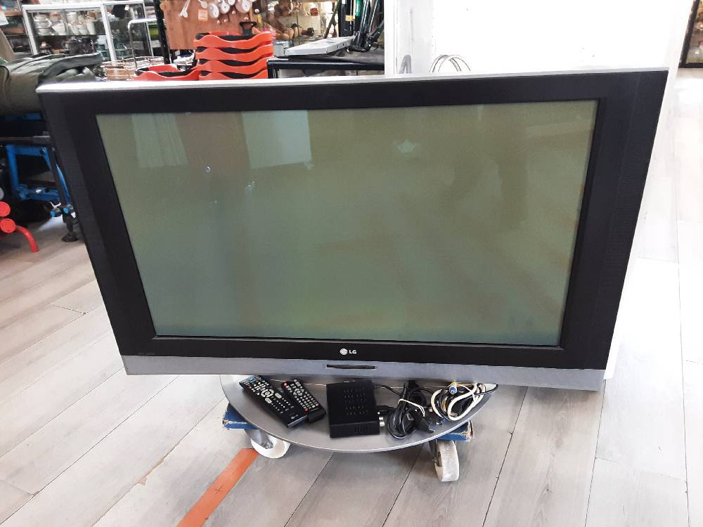TÉLÉVISION LG 110CM AVEC DÉCODEUR ET TÉLÉCOMMANDES