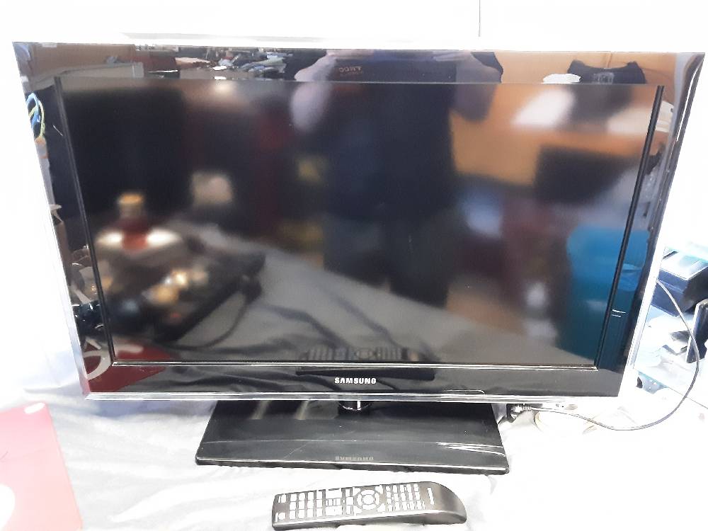 TÉLÉVISION SAMSUNG 80CM AVEC TÉLÉCOMMANDE 