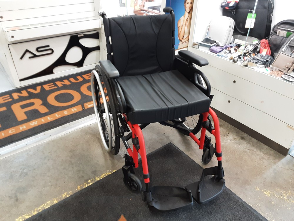 FAUTEUIL ROULANT ROUGE ET NOIR MARQUE KUSCHALL
