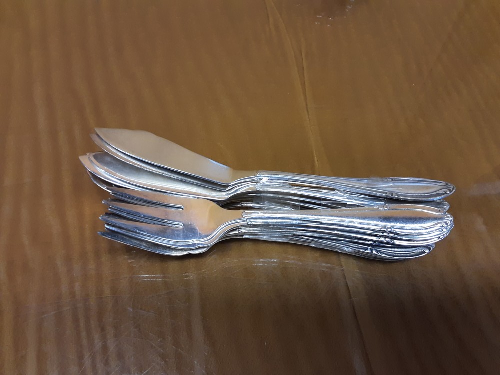 LOT DE 10 COUTEAUX + 10 FOURCHETTES À POISSONS M.A