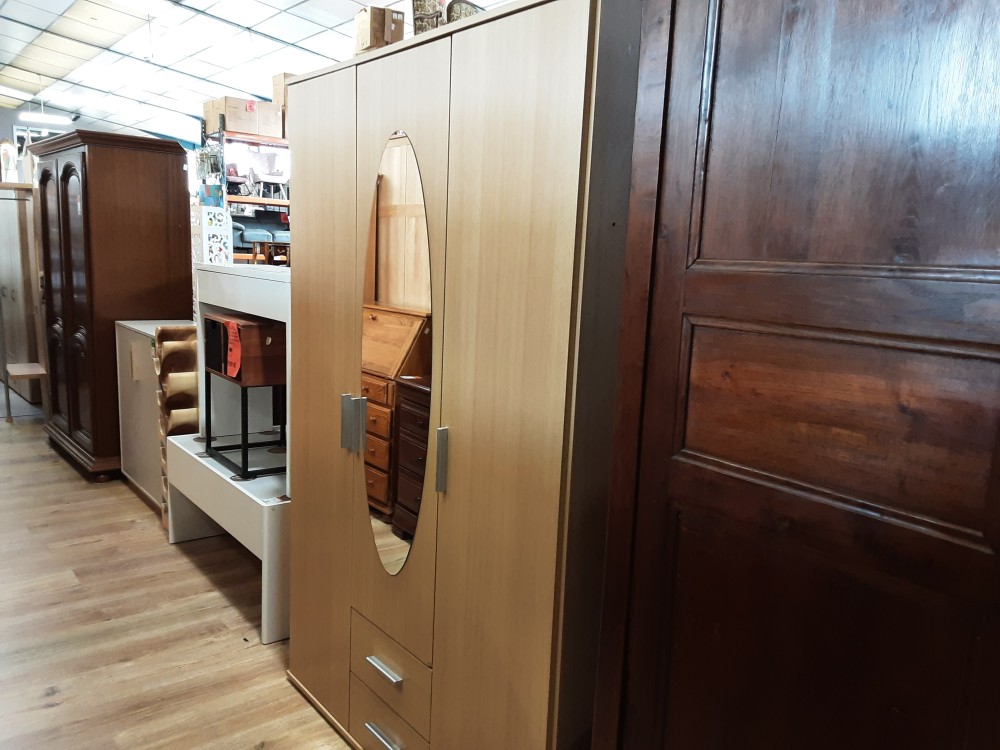 ARMOIRE 3 PORTES DONT 1 AVEC MIROIR 2 TIROIRS COLORIS BOIS CLAIR