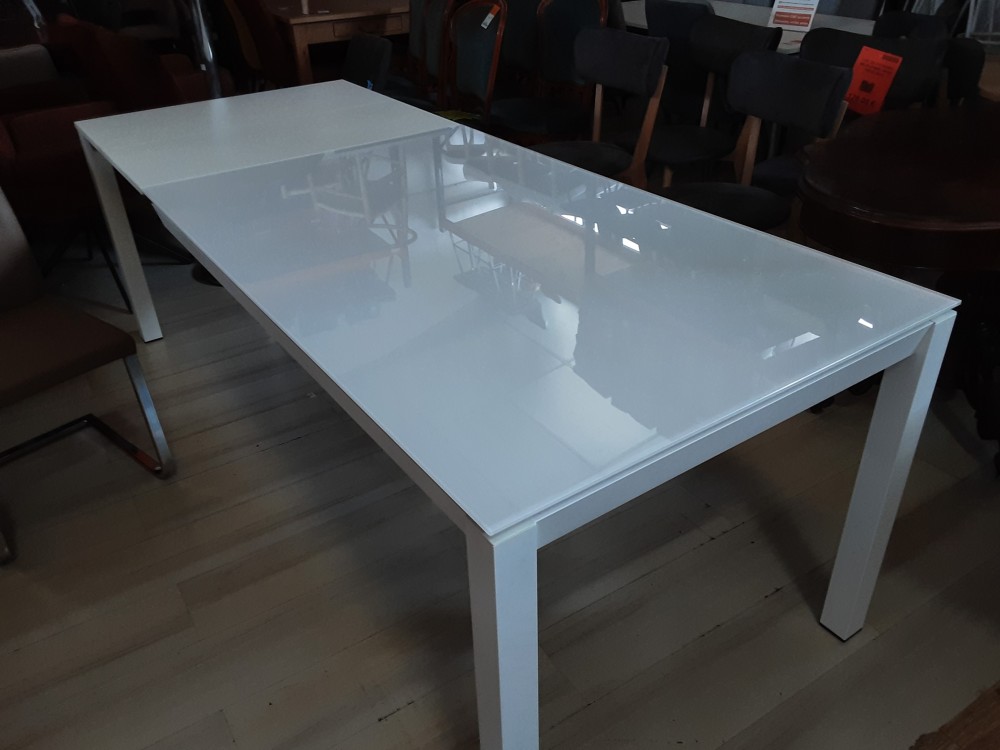 TABLE S.A.M PLATEAU VERRE PIED METAL BLANC MARQUE SEDIT ITALIA AVEC 2 ALLONGES INTERIEURS COLORIS BO
