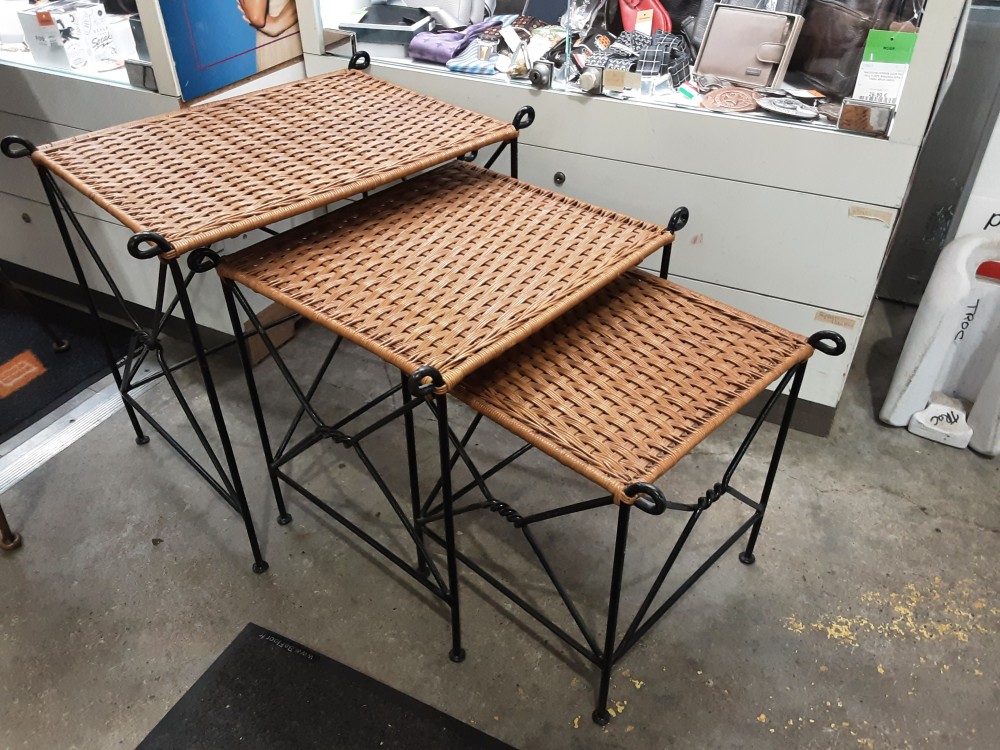 LOT DE 3 TABLE GIGOGNE FER ET ROTIN