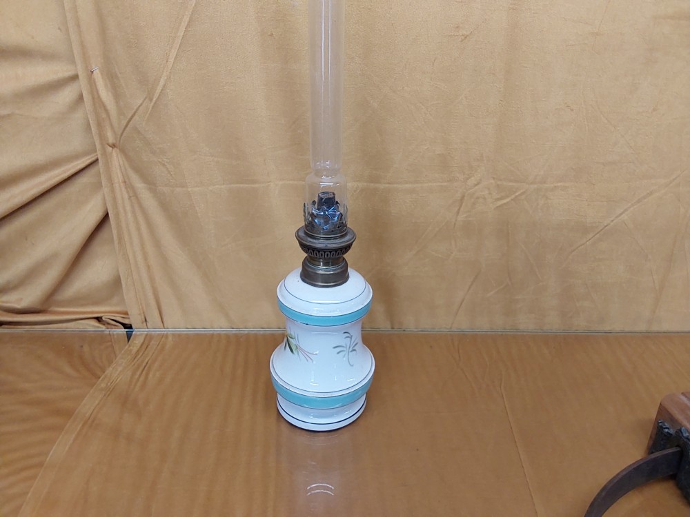 LAMPE A PETROLE EN PORCELAINE AVEC VERRE